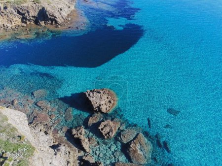 Foto de Aerial view of the crystal clear sea of southern Sardinia - Imagen libre de derechos