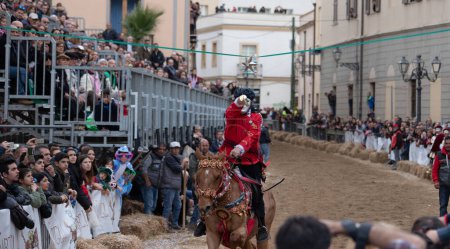 Foto de Oristano, ITALIA - 5 de marzo de 2019- Máscara tradicional del caballo Sartiglia - Imagen libre de derechos