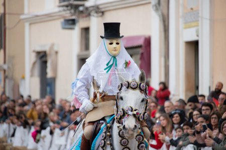 Foto de Oristano, ITALIA - 5 de marzo de 2019- Máscara tradicional del caballo Sartiglia - Imagen libre de derechos