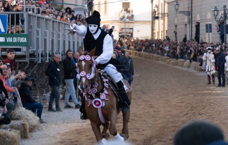 Foto de Oristano, ITALIA - 21 de febrero de 2023- Máscara tradicional del caballo Sartiglia race, Su componidori - - Imagen libre de derechos