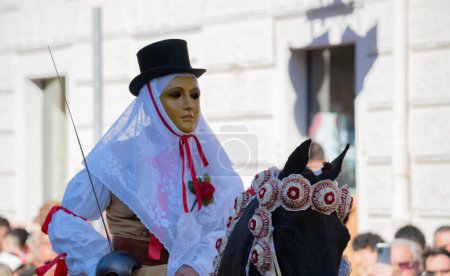Foto de Máscara tradicional del caballo Sartiglia race, Su componidori - Imagen libre de derechos