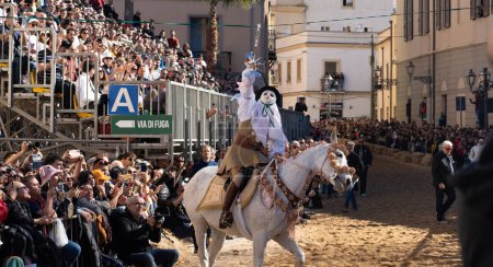 Foto de Máscara tradicional del caballo Sartiglia race, Su componidori - Imagen libre de derechos