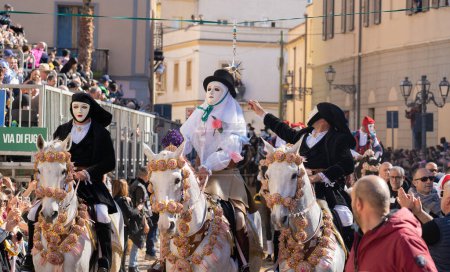 Foto de Oristano, ITALIA - 21 de febrero de 2023- Máscara tradicional del caballo Sartiglia race, Su componidori - - Imagen libre de derechos
