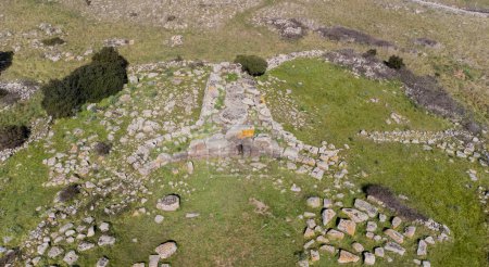 Ruinas arqueológicas de la necrópolis Nurágica Tumba de los Gigantes de Somu de Sorcu - Tomba di Giganti Omu de Orcu - con lápidas frontales del cementerio neolítico