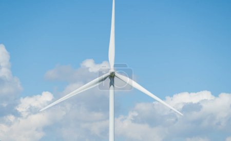 Téléchargez les photos : Éolienne sur ciel bleu - en image libre de droit