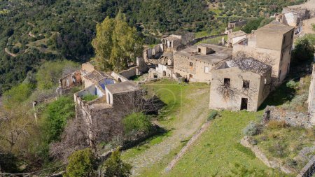Téléchargez les photos : Ruines de la ville fantôme de Gairo, centre de la Sardaigne - en image libre de droit