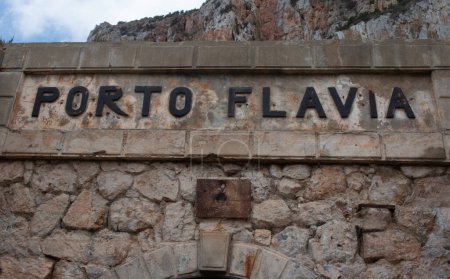 Téléchargez les photos : Vue intérieure et extérieure de l'ancienne mine Porto Flavia et quelques outils de travail - en image libre de droit