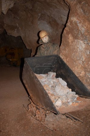 Foto de Vista interna y externa de la antigua mina de Porto Flavia y algunas herramientas de trabajo - Imagen libre de derechos