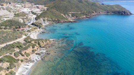 Téléchargez les photos : Vue aérienne de la plage de masua di iglesias avec ses merveilleuses eaux cristallines - en image libre de droit