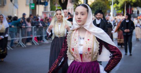 Téléchargez les photos : SASSARI, ITALIE - 19 mai 2019 - Fête de la balade à cheval sarde de Sassari, défilé de costumes sardes typiques - en image libre de droit