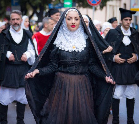Téléchargez les photos : SASSARI, ITALIE - 19 mai 2019 - Fête de la balade à cheval sarde de Sassari, défilé de costumes sardes typiques - en image libre de droit