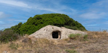 Foto de Domus de janas son tumbas prehistóricas excavadas en la roca típica de Cerdeña pre-Nurágica - Imagen libre de derechos