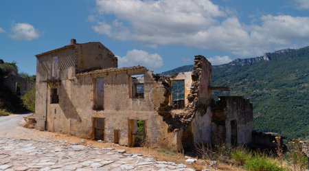 Téléchargez les photos : Ruines de la ville fantôme de Gairo, Sardaigne centrale - en image libre de droit