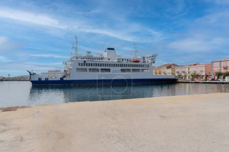 Foto de Ferry en la entrada del puerto, carloforte, sur de Cerdeña - Imagen libre de derechos