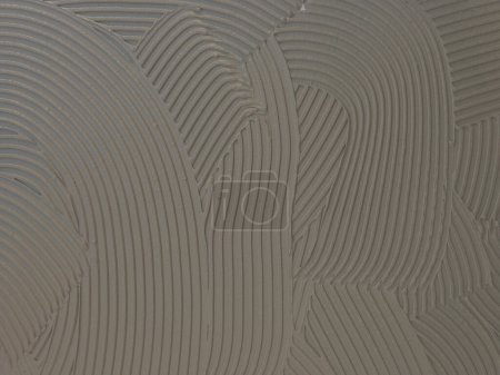 Téléchargez les photos : Mur de ciment adhésif cimenté appliqué sur le plancher. Fond gris moderne avec ligne incurvée - en image libre de droit
