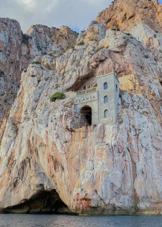 Téléchargez les photos : La mine Porto Flavia vue de la mer, à l'intérieur du promontoire surplombant Masua, un hameau de Nebida à Iglesias, sud de la Sardaigne - en image libre de droit