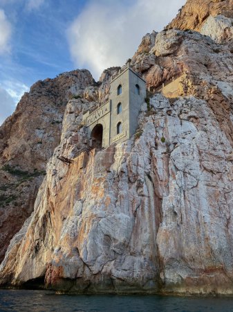 Téléchargez les photos : La mine Porto Flavia vue de la mer, à l'intérieur du promontoire surplombant Masua, un hameau de Nebida à Iglesias, sud de la Sardaigne - en image libre de droit