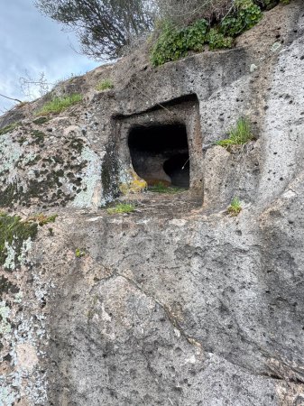 Domus de Janas necropolis Partulesi Ittireddu - casa de hadas, estructura de piedra prehistórica típica de Cerdeña