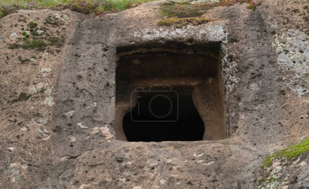 Domus de Janas nécropole Partulesi Ittireddu - maison de fées, structure préhistorique en pierre typique de la Sardaigne