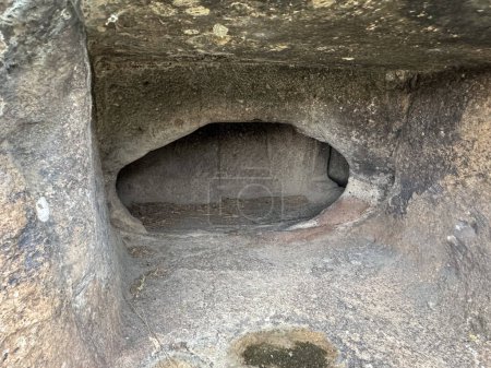 Domus de Janas necropolis Partulesi Ittireddu - casa de hadas, estructura de piedra prehistórica típica de Cerdeña