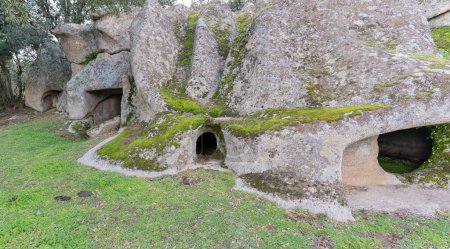 Domus de Janas necrópolis Ludurru - casa de hadas, estructura de piedra prehistórica típica de Cerdeña