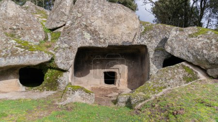 Domus de Janas necrópolis Ludurru - casa de hadas, estructura de piedra prehistórica típica de Cerdeña