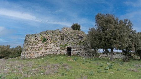 Foto de Nuraghe Loelle sitio arqueológico nuragic situado en el municipio de Budduso en el centro de Cerdeña - Imagen libre de derechos