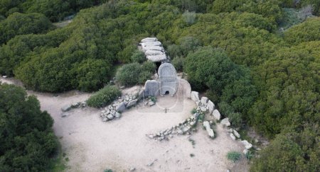 Gigantengrab von Coddu Vecchiu, errichtet während der Bronzezeit von der nuraghischen Zivilisation, Doragli, Sardinien, Ital