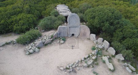 Tumba de los gigantes de Coddu Vecchiu construida durante la edad de bronce por la civilización nuragic, Doragli, Cerdeña, Ital