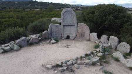 Tumba de los Gigantes de S 'Ena e Thomes construida durante la edad de bronce por la civilización nurágica, Doragli, Cerdeña, Italia