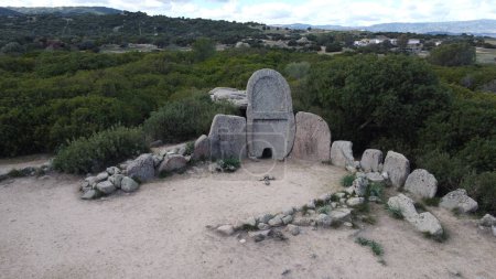 Tumba de los Gigantes de S 'Ena e Thomes construida durante la edad de bronce por la civilización nurágica, Doragli, Cerdeña, Italia