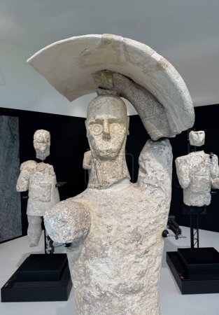 Téléchargez les photos : Oristano ITALIE - 21 février 2024 - géants de monti prama - sculptures pépinières anciennes trouvées dans la nécropole de Mont 'e Prama à Cabras en Sardaigne centrale - en image libre de droit