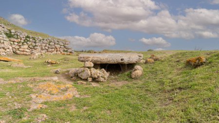 Altar prehistórico o pre-Nurágico Monte d 'Accoddi, antiguo santuario en el norte de Cerdeña