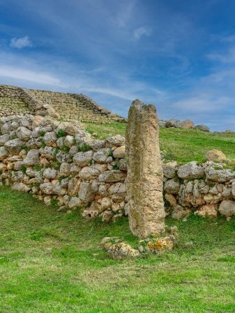 Foto de Altar prehistórico o pre-Nurágico Monte d 'Accoddi, antiguo santuario en el norte de Cerdeña - Imagen libre de derechos
