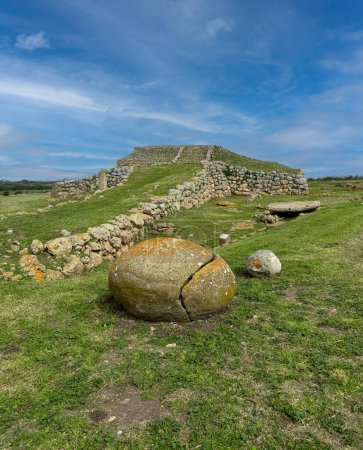 Téléchargez les photos : Autel préhistorique ou prénuragique Monte d'Accoddi, ancien sanctuaire du nord de la Sardaigne - en image libre de droit