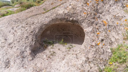 Foto de Domus de janas y necrópolis de santu pedru antiguas tumbas infantiles en alghero norte de Cerdeña - Imagen libre de derechos