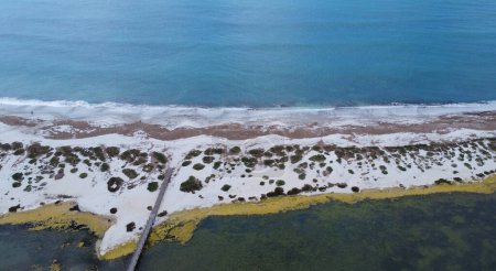 Luftaufnahme des kristallklaren Wassers des Meeres von is arutas und mari ermi beach in sardini