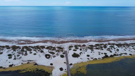 Luftaufnahme des kristallklaren Wassers des Meeres von is arutas und mari ermi beach in sardini