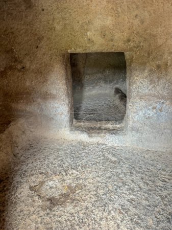 Téléchargez les photos : Domus de Janas de Montessu nécropole pré-nuragique et nuragique de villaperuccio sud sardinia - en image libre de droit