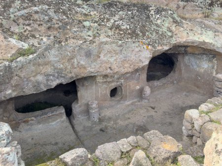 Domus de Janas de Montessu necrópolis pre-nurágica y nurágica de villaperuccio sur de Cerdeña