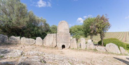 Archäologische Ruinen der Nuraghen-Nekropole Giganten-Grab von Coddu Vecchiu - arzachena