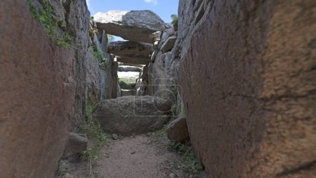 Ruinas arqueológicas de la necrópolis Nurágica Tumba de los Gigantes de Coddu Vecchiu - arzachena