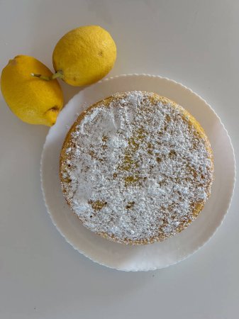 Zitronenkuchen mit frischen Mandarinenstücken und Puderzucker