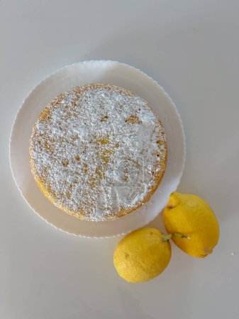 Zitronenkuchen mit frischen Mandarinenstücken und Puderzucker