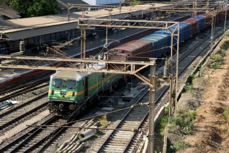 Foto de Goods train passing from railway station (Indian Railway) - Imagen libre de derechos