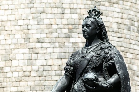Téléchargez les photos : Reine Victoria statue de bronze commémorative à l'extérieur du château de Windsor dans le Berkshire, Angleterre, Royaume-Uni qui est une destination touristique de voyage de vacances populaire et une attraction historique, image de la photo de la réserve - en image libre de droit