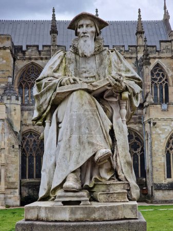 Téléchargez les photos : La statue Richard Hooker à Exeter et dévoilé en 1907, rend hommage à l'influent théologien, représentant son héritage intellectuel et ses contributions significatives à l'anglicanisme, photo de stock - en image libre de droit