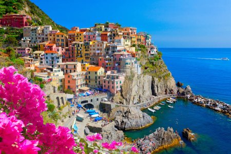 Blick auf das bunte Dorf Manarola in Cinque Terre, Ligurien, Italien