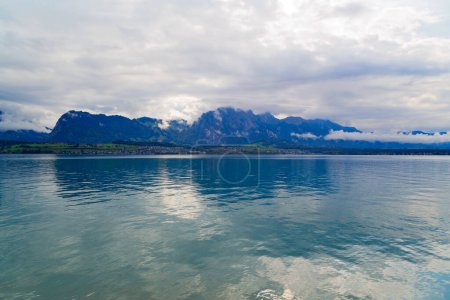 Panorama du lac de Thoune, Hautes terres bernoises, Alpes suisses