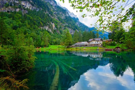 Vista panorámica del lago Blausee, Alpes suizos, Suiza